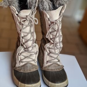 Sorel boots size 7. Runs big